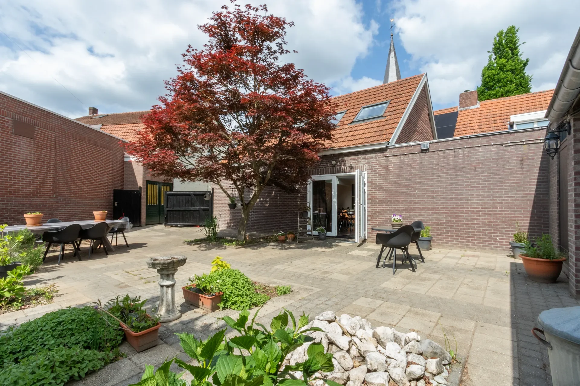 Een deel van de mooie tuin bij B&B Aan de Itterbeek. Een mooie Japanse Esdoorn staat bij de ingang van de B&B