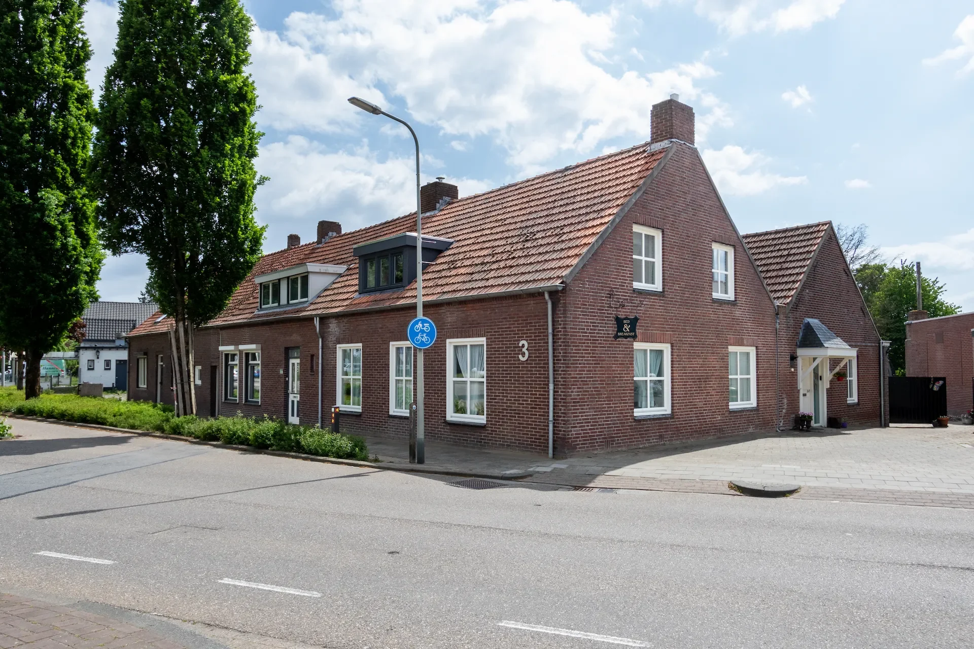 B&B Aan de Itterbeek gezien vanaf de Margaretha kerk
